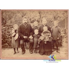 1890 Overgroot ouders Pastoor -Verborg Links Maria - Hentje ( overgrootvader) middenachter Gerrit Doortje (Overgrootmoeder) rechts Theodorus - middenvoor Theodora - Henricus